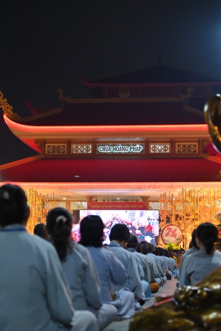 Three-Jewel gratitude Ceremony in the 100th seven-day Retreat