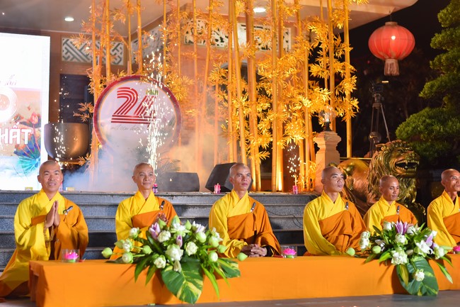 Three-Jewel gratitude Ceremony in the 100th seven-day Retreat