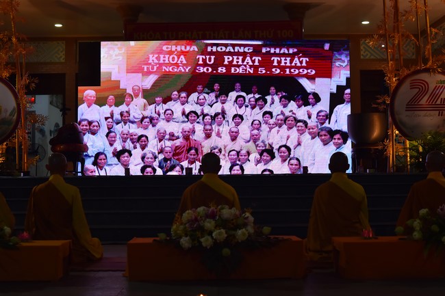 Three-Jewel gratitude Ceremony in the 100th seven-day Retreat