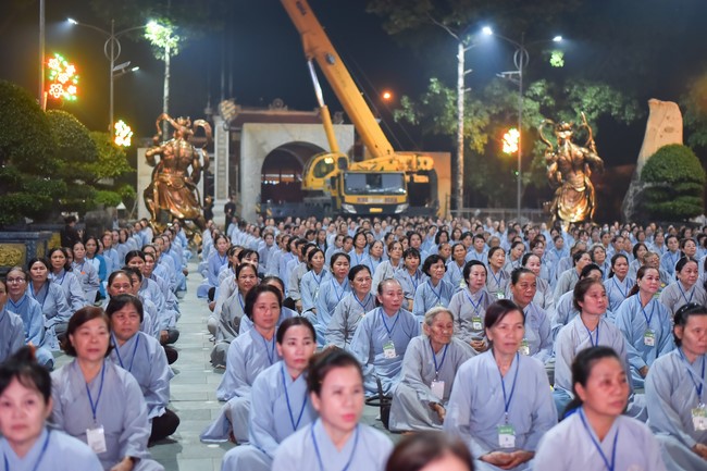 Three-Jewel gratitude Ceremony in the 100th seven-day Retreat