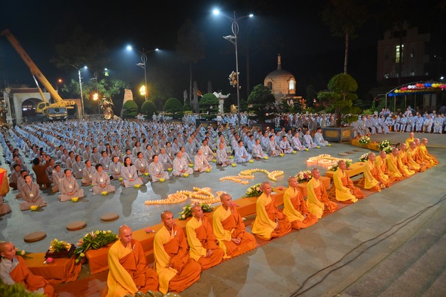 Three-Jewel gratitude Ceremony in the 100th seven-day Retreat