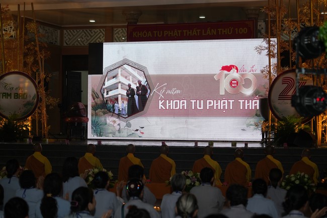 Three-Jewel gratitude Ceremony in the 100th seven-day Retreat