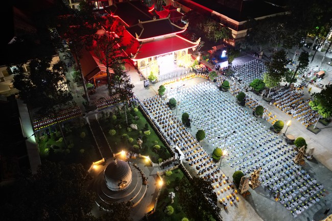 Three-Jewel gratitude Ceremony in the 100th seven-day Retreat