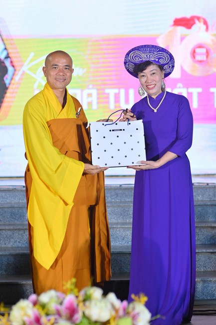 Three-Jewel gratitude Ceremony in the 100th seven-day Retreat