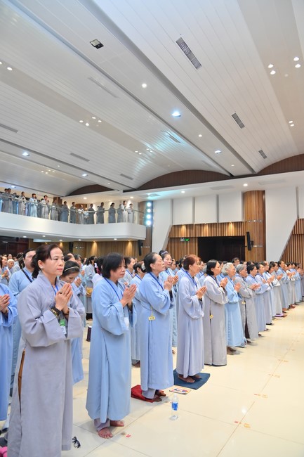 Dharma talk Should revenge or forgive the enemy? in the 100th Seven-Day Retreat