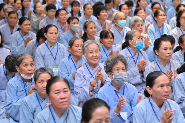 Dharma talk Should revenge or forgive the enemy? in the 100th Seven-Day Retreat