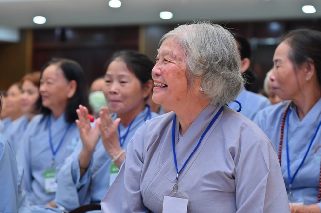 Dharma talk Should revenge or forgive the enemy? in the 100th Seven-Day Retreat