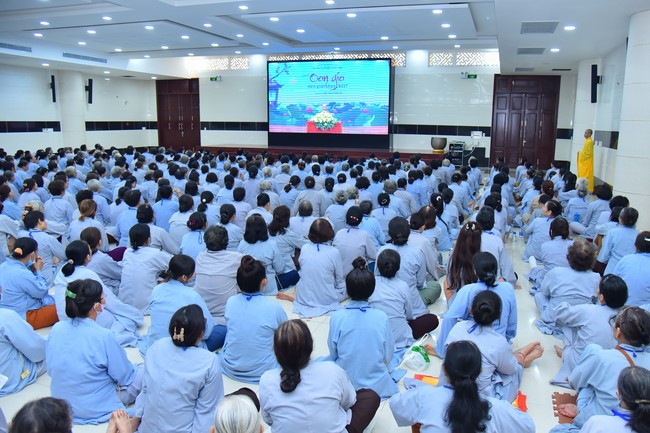 Dharma talk Should revenge or forgive the enemy? in the 100th Seven-Day Retreat