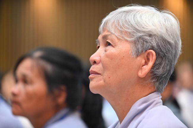 Dharma talk Should revenge or forgive the enemy? in the 100th Seven-Day Retreat