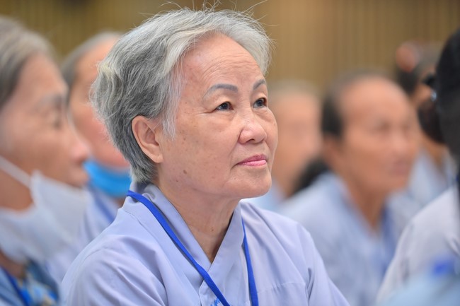 Dharma talk Should revenge or forgive the enemy? in the 100th Seven-Day Retreat