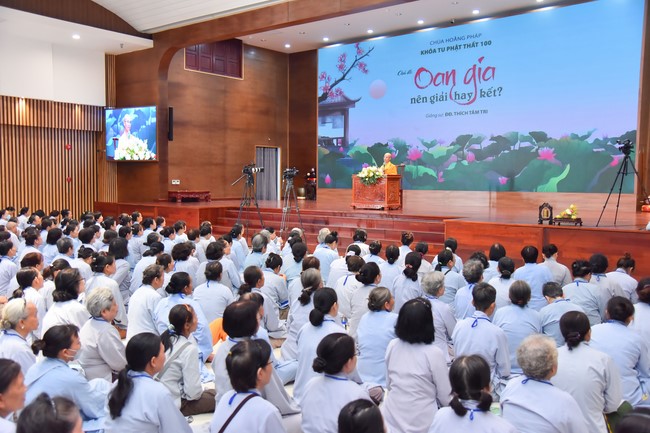 Dharma talk Should revenge or forgive the enemy? in the 100th Seven-Day Retreat