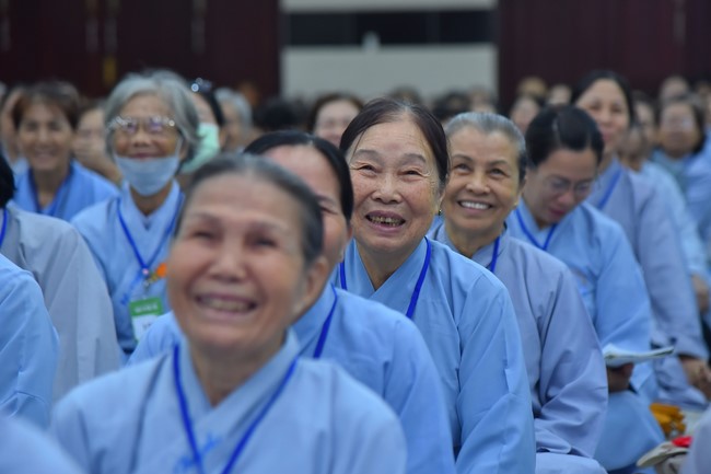 Dharma talk Should revenge or forgive the enemy? in the 100th Seven-Day Retreat