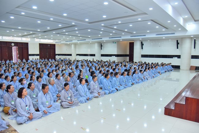 Dharma talk Should revenge or forgive the enemy? in the 100th Seven-Day Retreat