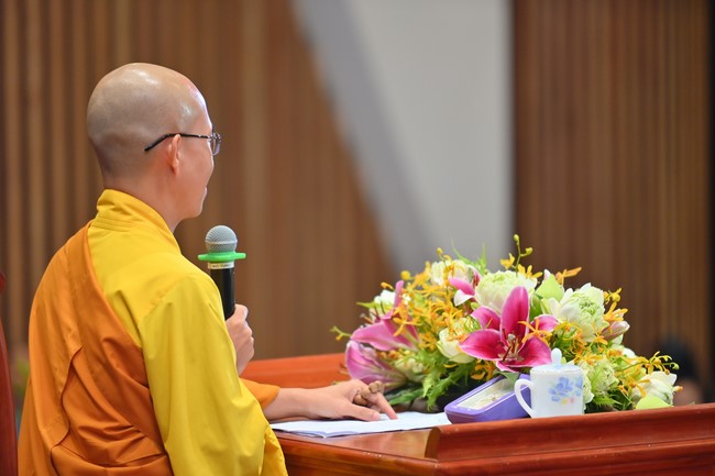 Dharma talk Should revenge or forgive the enemy? in the 100th Seven-Day Retreat