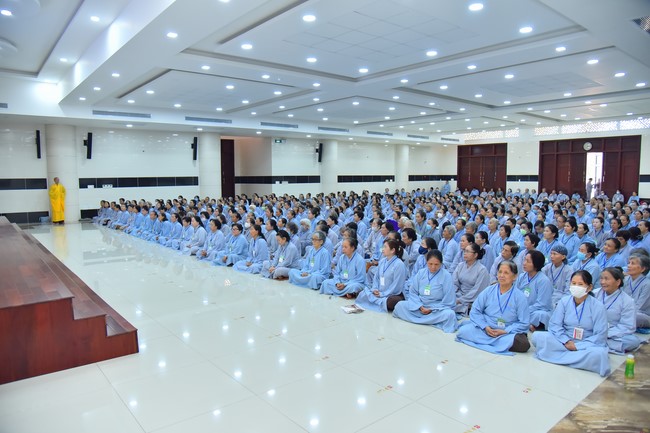 Dharma talk Should revenge or forgive the enemy? in the 100th Seven-Day Retreat