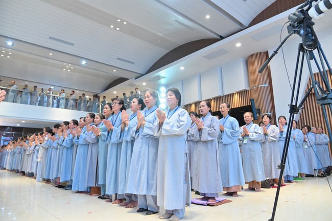 Dharma talk Should revenge or forgive the enemy? in the 100th Seven-Day Retreat