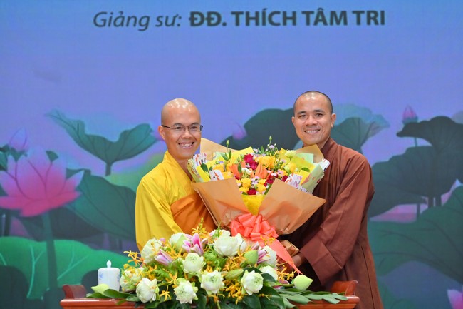 Dharma talk Should revenge or forgive the enemy? in the 100th Seven-Day Retreat