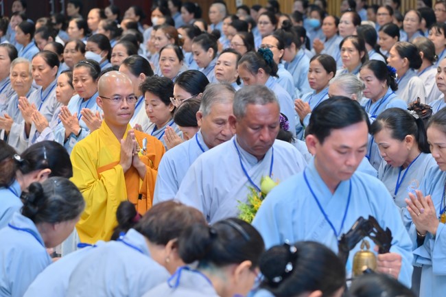 Dharma talk Should revenge or forgive the enemy? in the 100th Seven-Day Retreat