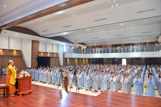 Dharma talk Should revenge or forgive the enemy? in the 100th Seven-Day Retreat