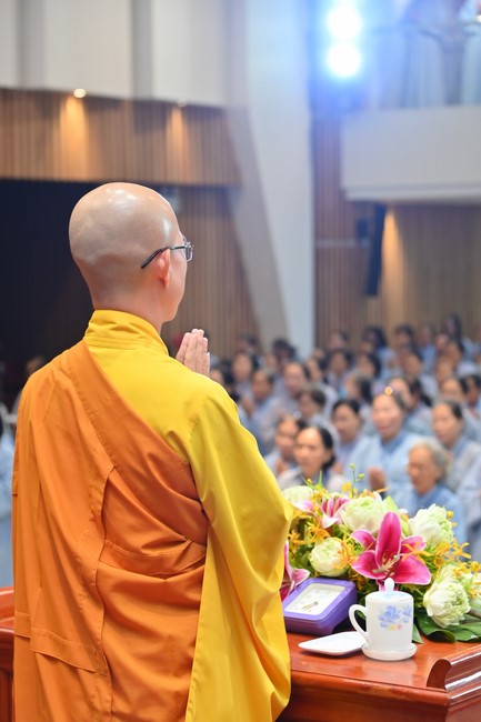 Dharma talk Should revenge or forgive the enemy? in the 100th Seven-Day Retreat