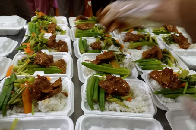 Giving box-lunch portions on occasion the 100th Seven-Day Retreat