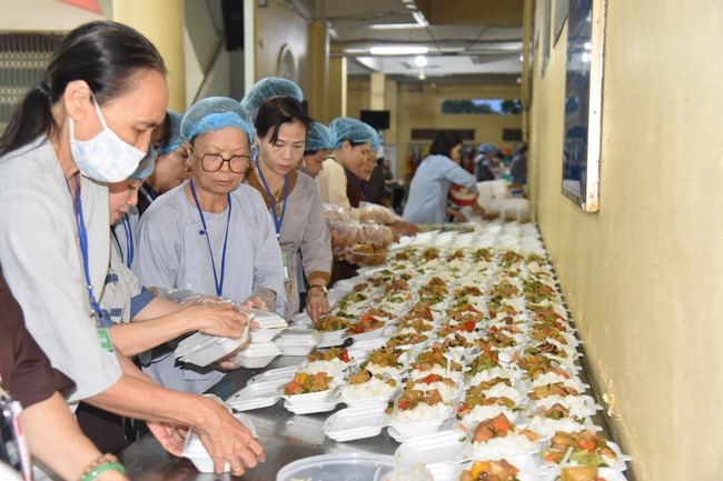 Giving box-lunch portions on occasion the 100th Seven-Day Retreat