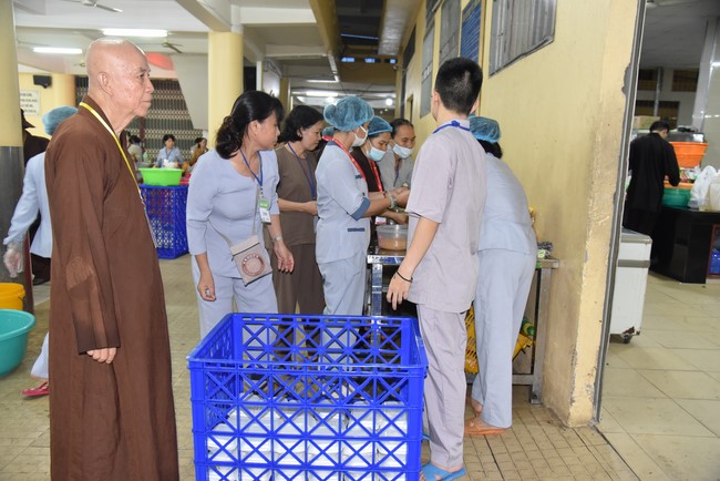 Giving box-lunch portions on occasion the 100th Seven-Day Retreat