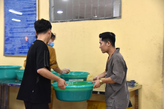 Giving box-lunch portions on occasion the 100th Seven-Day Retreat