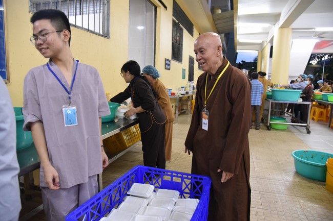 Giving box-lunch portions on occasion the 100th Seven-Day Retreat