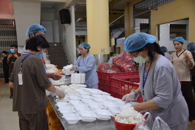 Giving box-lunch portions on occasion the 100th Seven-Day Retreat