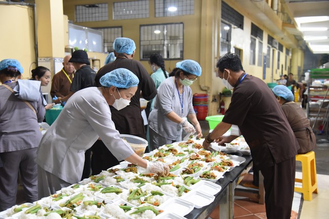 Giving box-lunch portions on occasion the 100th Seven-Day Retreat