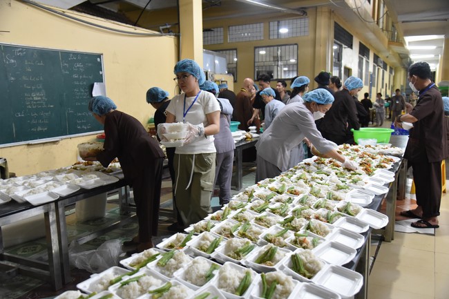 Giving box-lunch portions on occasion the 100th Seven-Day Retreat