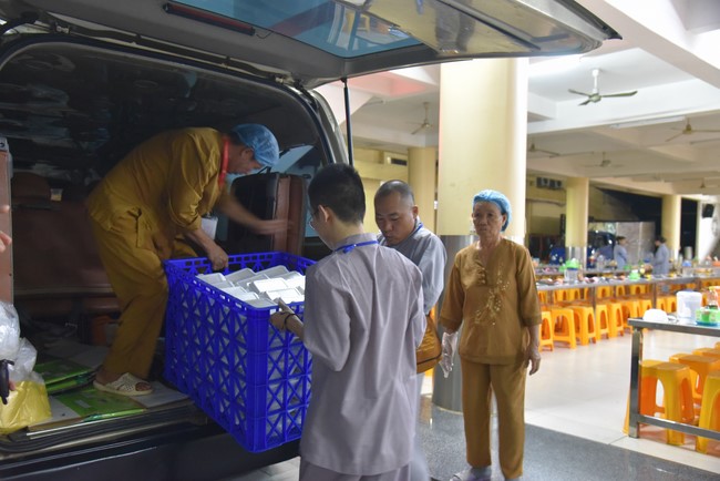 Giving box-lunch portions on occasion the 100th Seven-Day Retreat