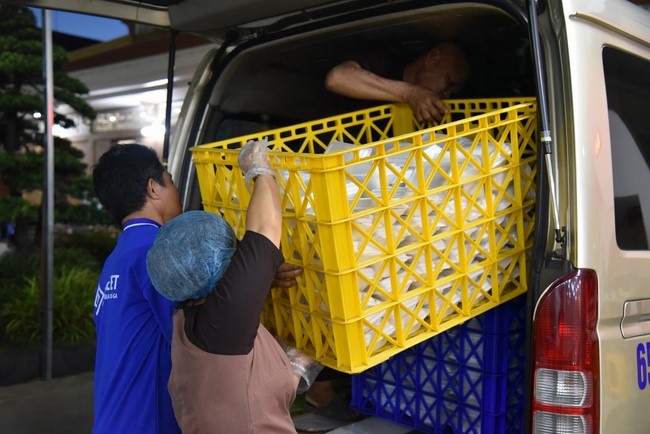 Giving box-lunch portions on occasion the 100th Seven-Day Retreat