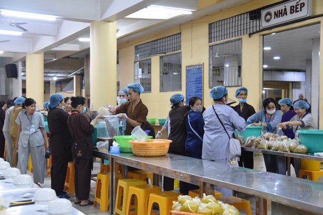 Giving box-lunch portions on occasion the 100th Seven-Day Retreat