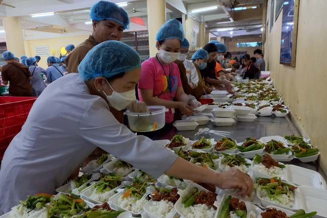 Giving box-lunch portions on occasion the 100th Seven-Day Retreat