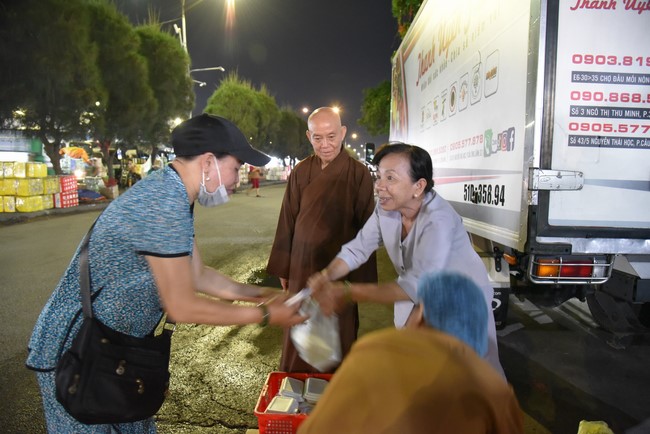 Giving box-lunch portions on occasion the 100th Seven-Day Retreat