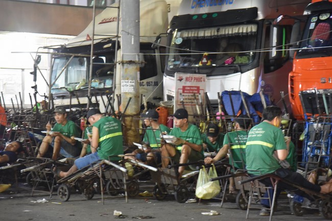 Giving box-lunch portions on occasion the 100th Seven-Day Retreat