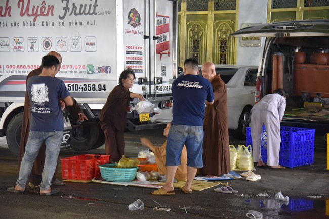 Giving box-lunch portions on occasion the 100th Seven-Day Retreat