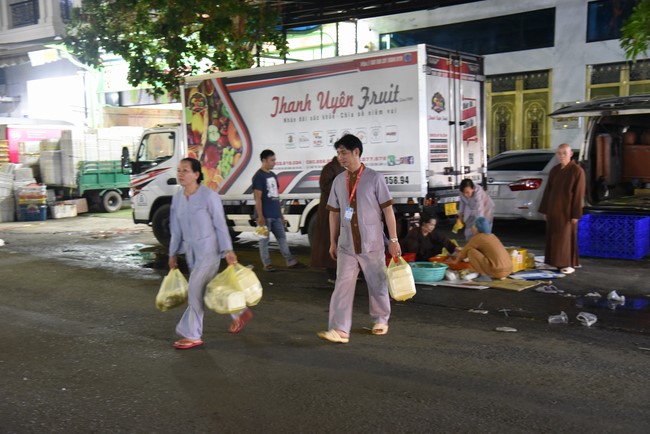 Giving box-lunch portions on occasion the 100th Seven-Day Retreat