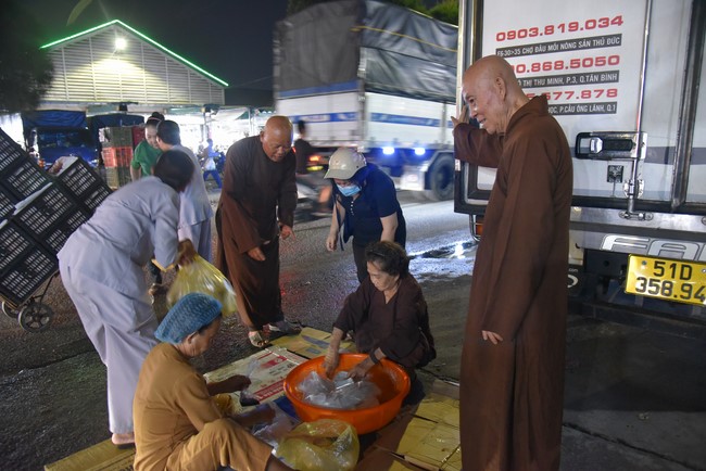 Giving box-lunch portions on occasion the 100th Seven-Day Retreat