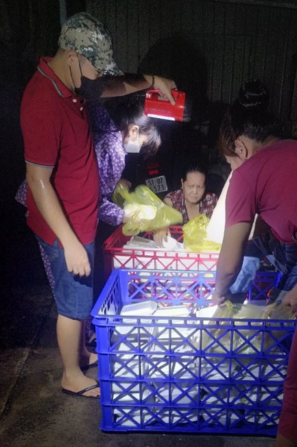 Giving box-lunch portions on occasion the 100th Seven-Day Retreat