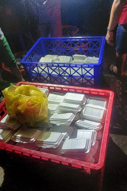 Giving box-lunch portions on occasion the 100th Seven-Day Retreat