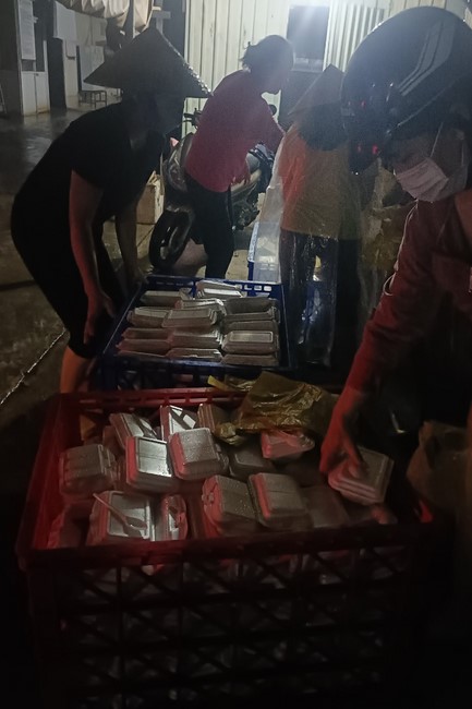 Giving box-lunch portions on occasion the 100th Seven-Day Retreat