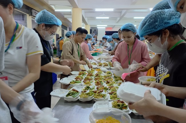 Giving box-lunch portions on occasion the 100th Seven-Day Retreat