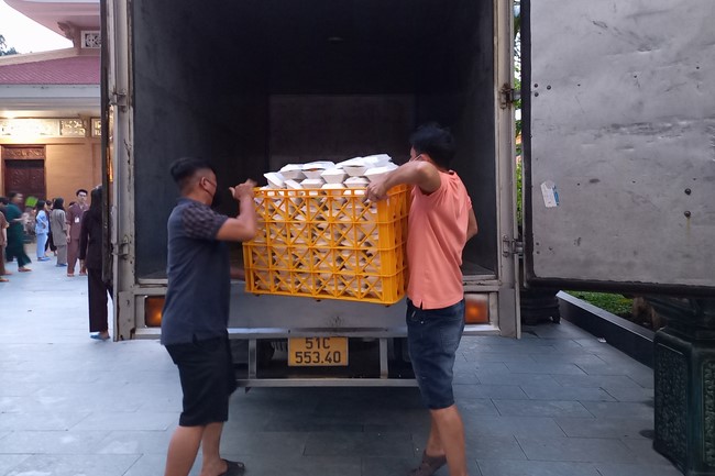 Giving box-lunch portions on occasion the 100th Seven-Day Retreat