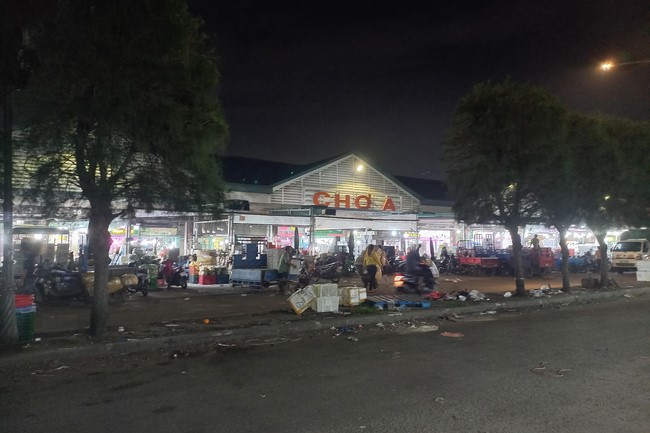 Giving box-lunch portions on occasion the 100th Seven-Day Retreat