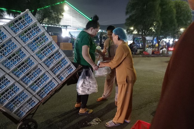 Giving box-lunch portions on occasion the 100th Seven-Day Retreat