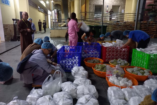 Giving box-lunch portions on occasion the 100th Seven-Day Retreat