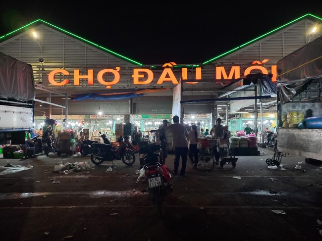 Giving box-lunch portions on occasion the 100th Seven-Day Retreat